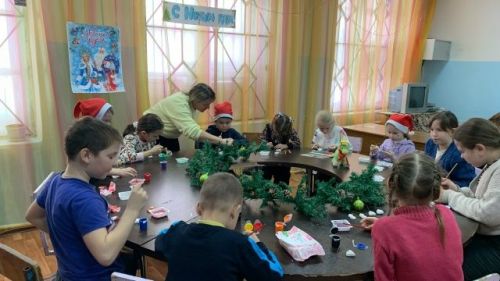 В чистопольской библиотеке дети создавали новогодние игрушки из гипса