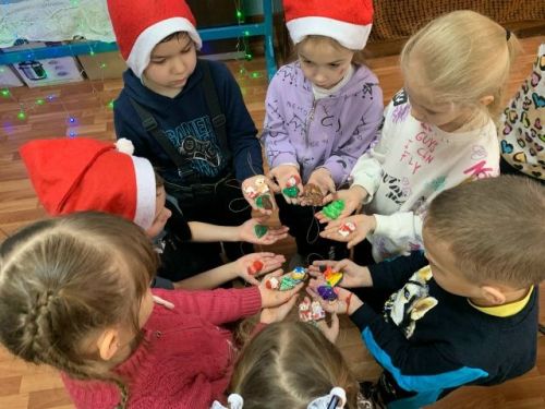 В чистопольской библиотеке дети создавали новогодние игрушки из гипса
