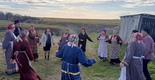 В селе Бахта открыли новую лестницу к роднику