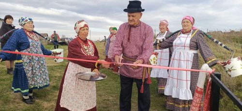 В селе Бахта открыли новую лестницу к роднику