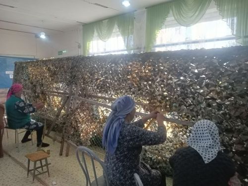 Жители села Исляйкино Чистопольского района продолжают плести маскировочные сети для бойцов СВО