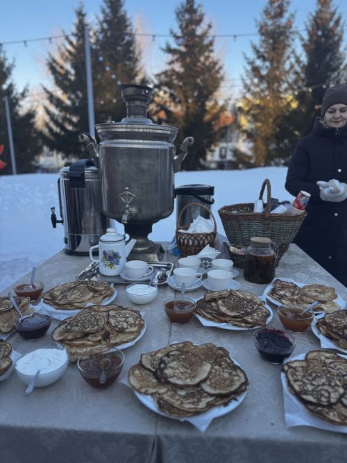 Гонки на лыжах, метание валенка и блины: в Чистополе весело отметили Молодёжную Масленицу