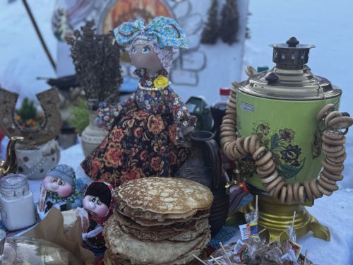 Гонки на лыжах, метание валенка и блины: в Чистополе весело отметили Молодёжную Масленицу