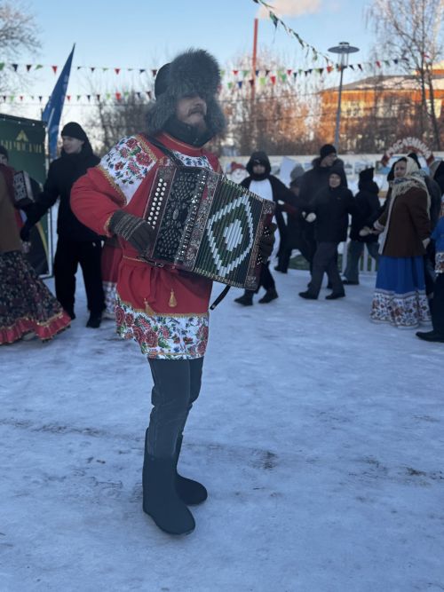 Гонки на лыжах, метание валенка и блины: в Чистополе весело отметили Молодёжную Масленицу