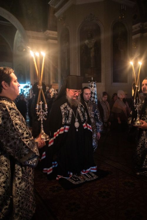 Епископ Пахомий совершил Великое повечерие с чтением покаянного канона