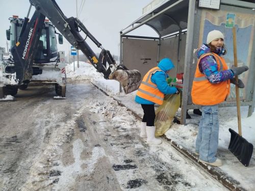 В Чистополе коммунальные службы расчищают остановки от снега