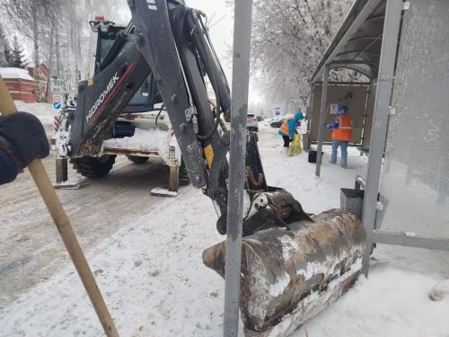 В Чистополе коммунальные службы расчищают остановки от снега
