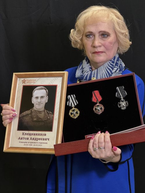 Китель героя: в Чистополе состоялась особенная фотосессия для семей участников СВО