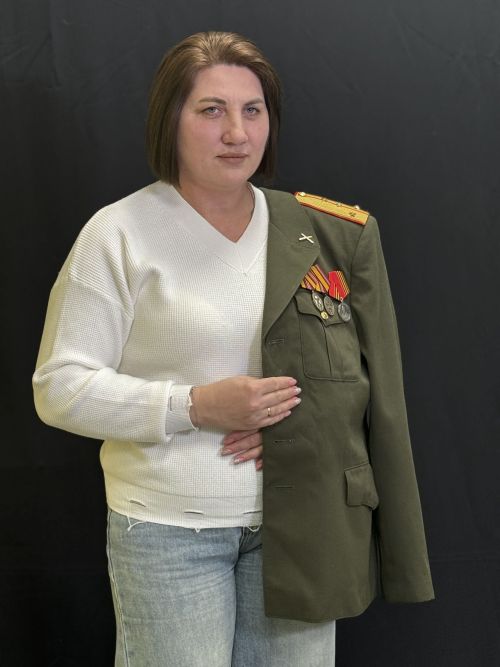 Китель героя: в Чистополе состоялась особенная фотосессия для семей участников СВО