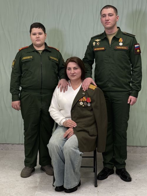 Китель героя: в Чистополе состоялась особенная фотосессия для семей участников СВО