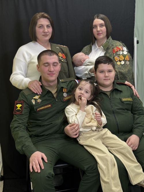 Китель героя: в Чистополе состоялась особенная фотосессия для семей участников СВО