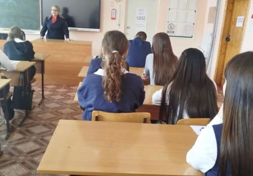 Полицейские Чистополя провели профориентационную встречу с выпускниками гимназии