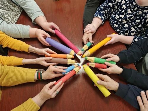 В чистопольском доме-интернате отметили День цветных карандашей ярким мастер-классом