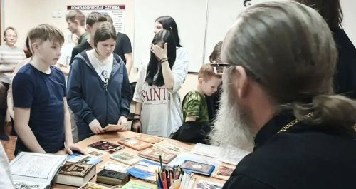 Священники из Чистополя передали книги в дар воспитанникам детского дома