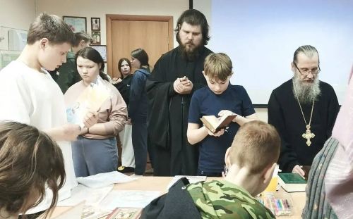Священники из Чистополя передали книги в дар воспитанникам детского дома
