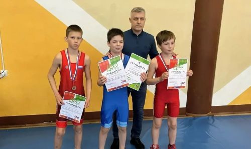 Чистопольские борцы вернулись с наградами из Набережных Челнов