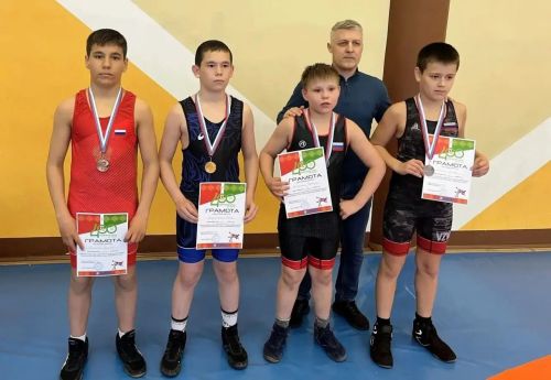 Чистопольские борцы вернулись с наградами из Набережных Челнов