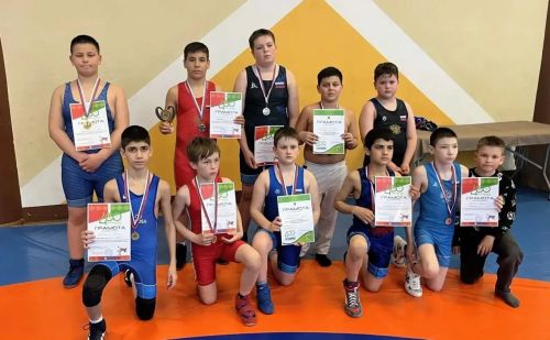 Чистопольские борцы вернулись с наградами из Набережных Челнов