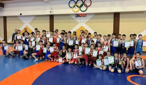 Чистопольские борцы вернулись с наградами из Набережных Челнов