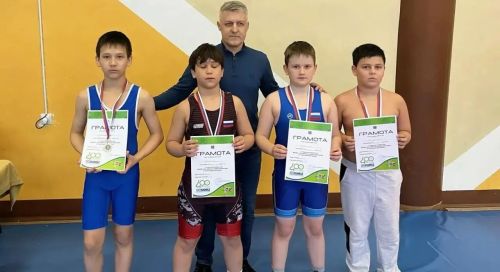 Чистопольские борцы вернулись с наградами из Набережных Челнов