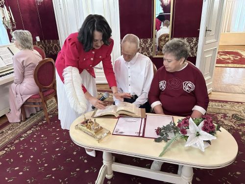 В Чистополе золотые юбиляры Шарифуллины отметили 50-летие свадьбы