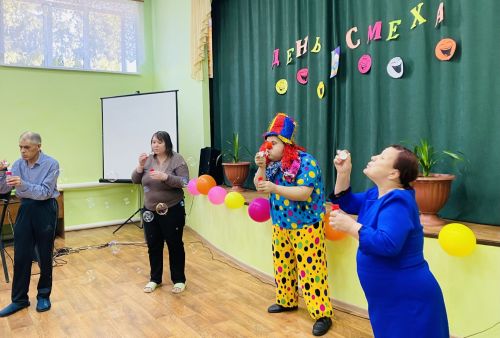 В Чистопольском доме обслуживания юмор объединил всех: клоун-виртуоз устроил интерактивный марафон