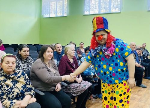 В Чистопольском доме обслуживания юмор объединил всех: клоун-виртуоз устроил интерактивный марафон