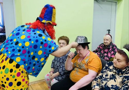 В Чистопольском доме обслуживания юмор объединил всех: клоун-виртуоз устроил интерактивный марафон
