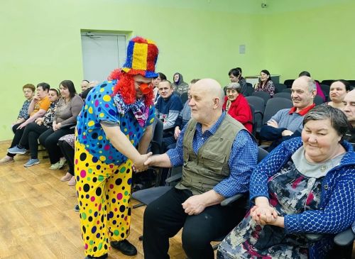 В Чистопольском доме обслуживания юмор объединил всех: клоун-виртуоз устроил интерактивный марафон