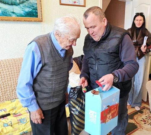 В Чистополе ветераны принимают поздравления с наступающим Днем Победы