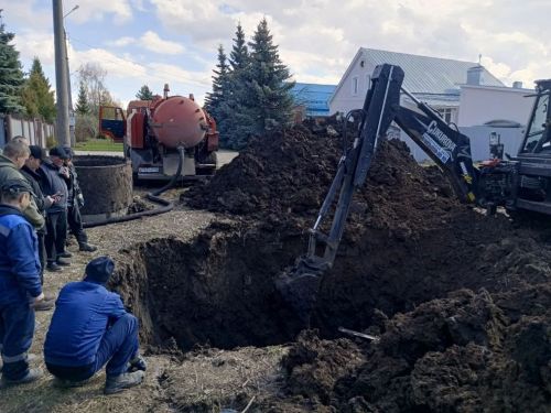 На улице Парковой в Чистополе ведутся круглосуточные работы на аварийном участке водоотведения
