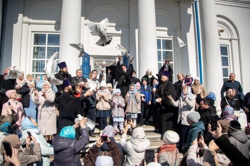 На Благовещение в Чистополе выпустили в небо белых голубей