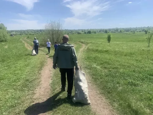 На территории заказника «Чистые луга» прошёл семейный экологический десант