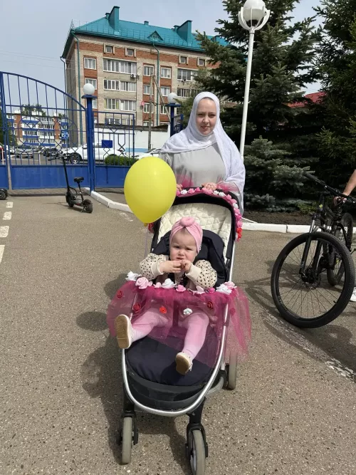 В Чистополе дошколята вместе с родителями повторяли ПДД на самокатах и велосипедах
