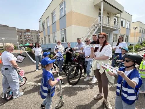 В Чистополе дошколята вместе с родителями повторяли ПДД на самокатах и велосипедах