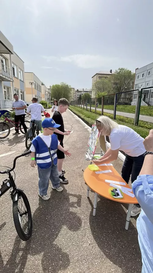 В Чистополе дошколята вместе с родителями повторяли ПДД на самокатах и велосипедах