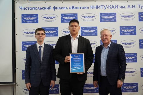 Олег Морозов вручил именные стипендии чистопольским студентам