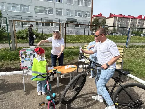 В Чистополе дошколята вместе с родителями повторяли ПДД на самокатах и велосипедах