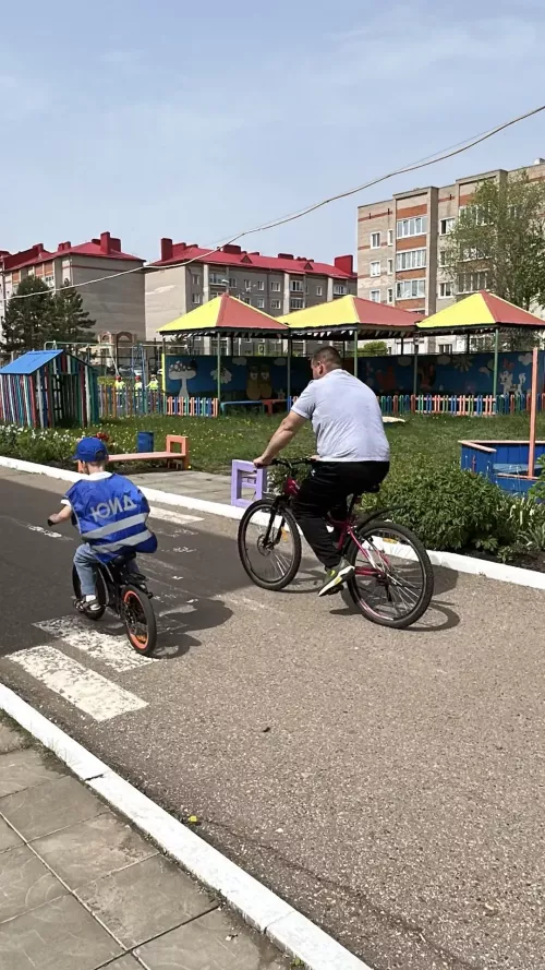 В Чистополе дошколята вместе с родителями повторяли ПДД на самокатах и велосипедах