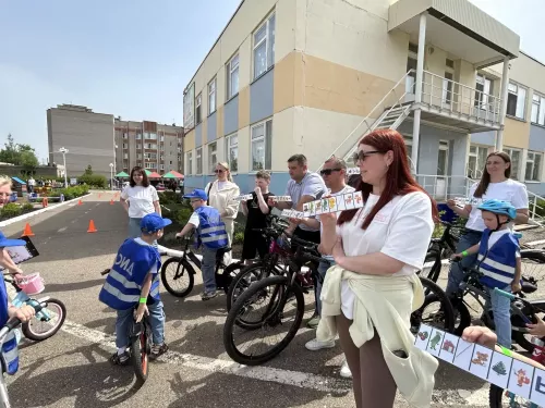 В Чистополе дошколята вместе с родителями повторяли ПДД на самокатах и велосипедах