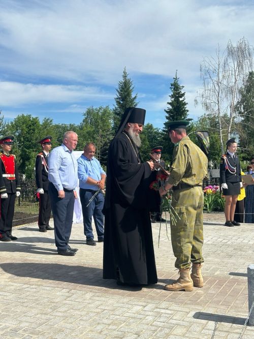 На аллее участников СВО в Чистополе установили и освятили Поклонный крест