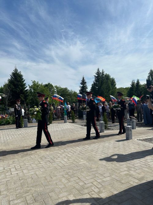 На аллее участников СВО в Чистополе установили и освятили Поклонный крест