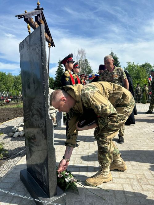 На аллее участников СВО в Чистополе установили и освятили Поклонный крест