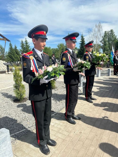 На аллее участников СВО в Чистополе установили и освятили Поклонный крест