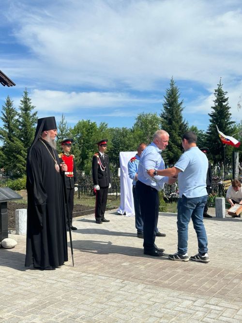 На аллее участников СВО в Чистополе установили и освятили Поклонный крест
