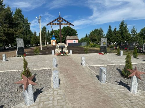 На аллее участников СВО в Чистополе установили и освятили Поклонный крест