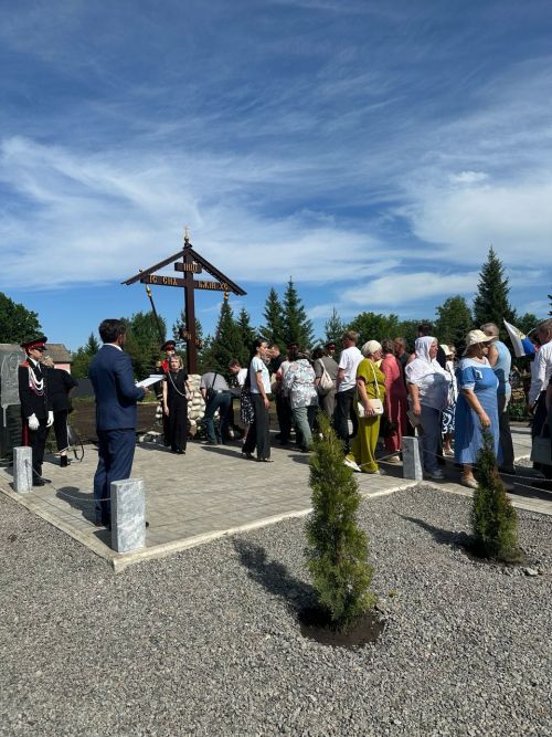 На аллее участников СВО в Чистополе установили и освятили Поклонный крест