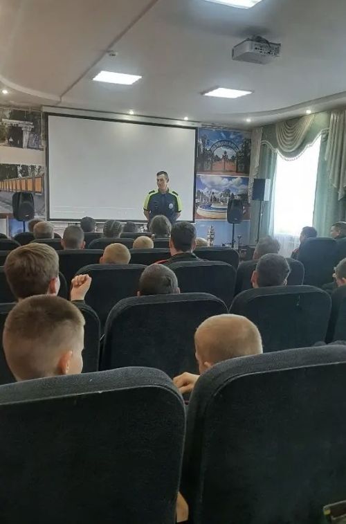 Инспектор Госавтоинспекции напомнил школьникам о безопасности на дорогах перед летними каникулами