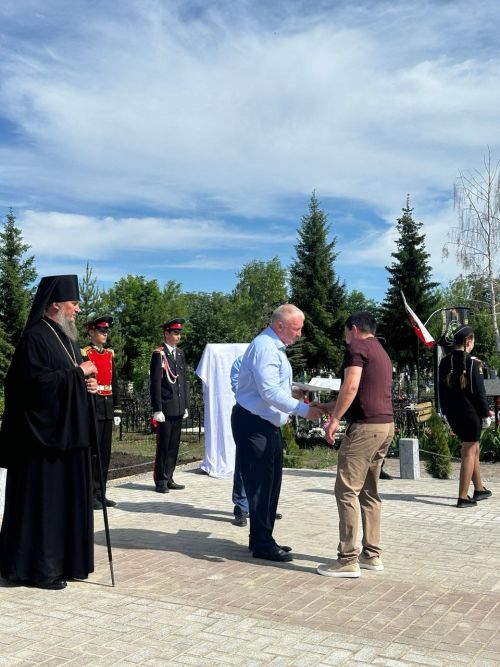 На аллее участников СВО в Чистополе установили и освятили Поклонный крест