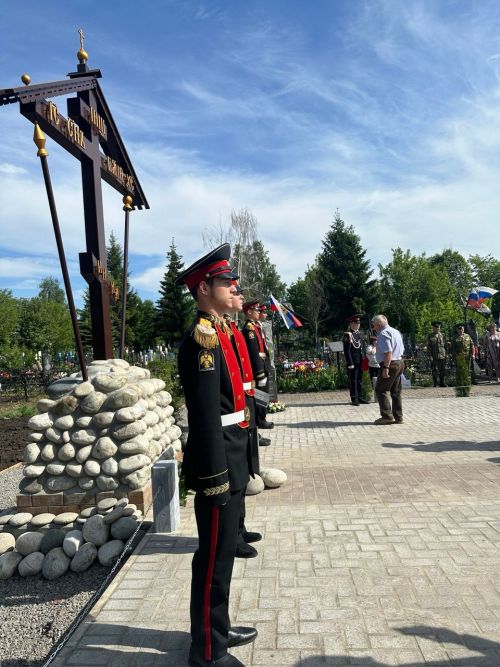На аллее участников СВО в Чистополе установили и освятили Поклонный крест